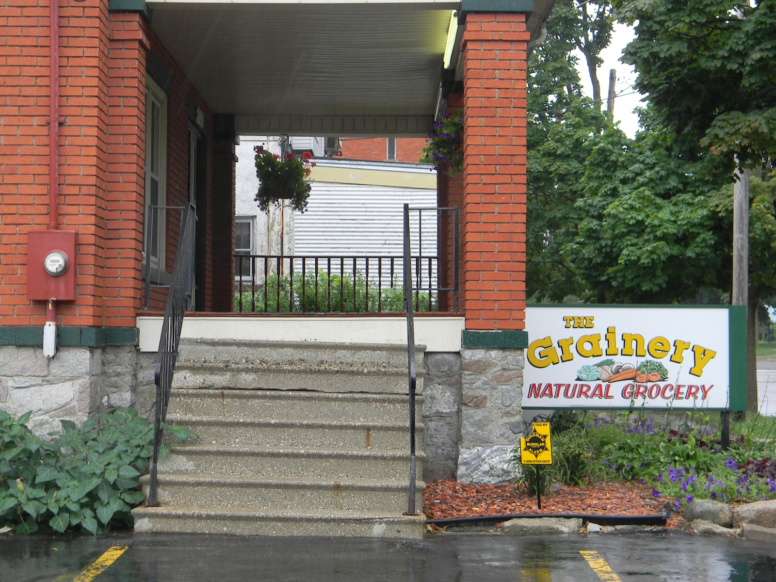Grainery Natural Grocery in Flint